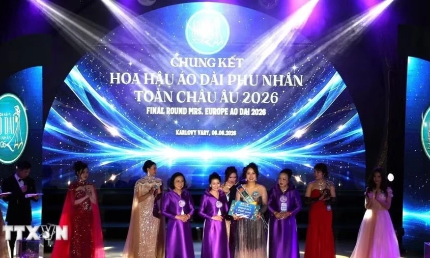 &Aacute;o d&agrave;i tỏa s&aacute;ng tại đ&ecirc;m hội đậm sắc m&agrave;u văn h&oacute;a Việt tại ch&acirc;u &Acirc;u