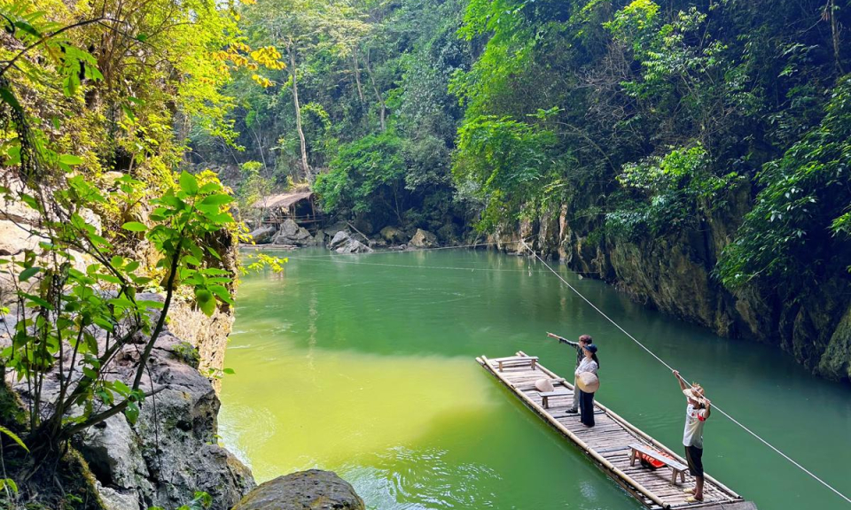 Suối Bản &Aacute;n - Vẻ đẹp nguy&ecirc;n sơ giữa n&uacute;i rừng Tuy&ecirc;n Quang