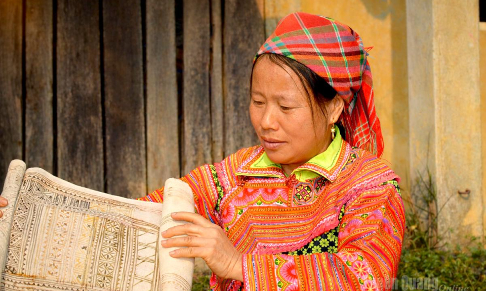 Giữ nghề vẽ s&aacute;p ong l&ecirc;n vải ở Khuổi Trang