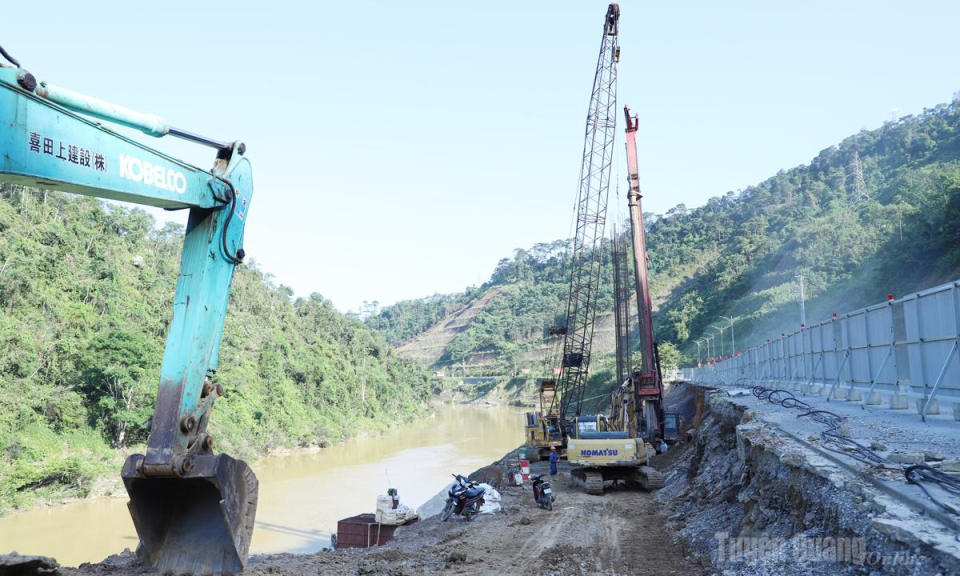 Khẩn trương thi c&ocirc;ng c&ocirc;ng tr&igrave;nh chống sạt lở Quốc lộ 2 đoạn qua phường H&agrave; Giang 1