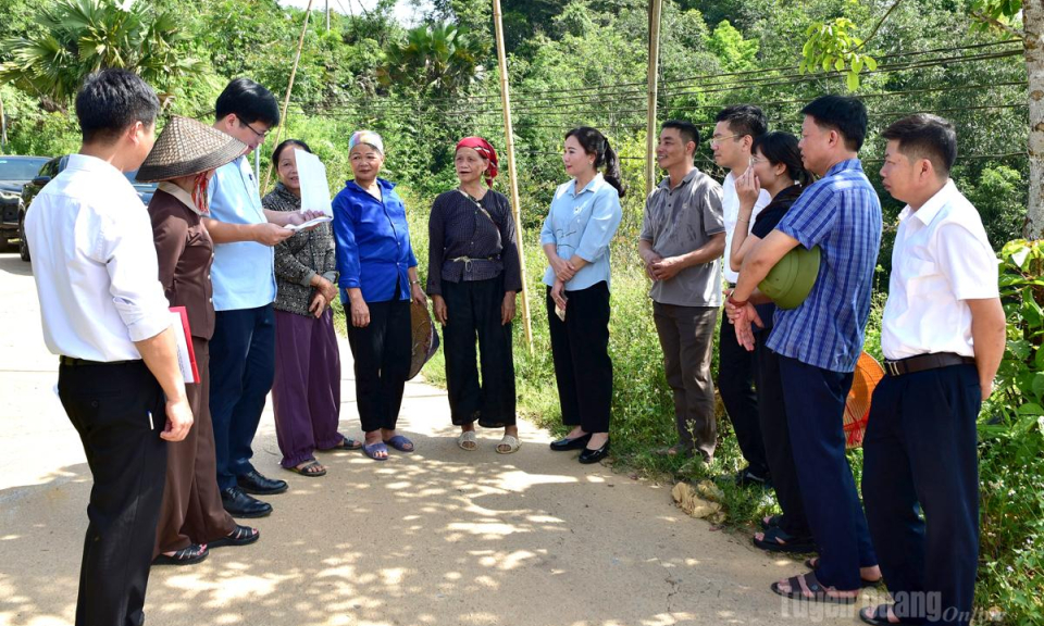Ph&oacute; B&iacute; thư Thường trực chuy&ecirc;n tr&aacute;ch Đảng ủy UBND tỉnh N&ocirc;ng Thị B&iacute;ch Huệ kiểm tra c&ocirc;ng t&aacute;c sắp xếp th&ocirc;n tại x&atilde; Bằng Lang