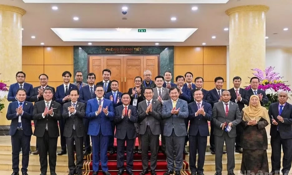 Thường trực Ban B&iacute; thư Trần Cẩm T&uacute; tiếp c&aacute;c ch&iacute;nh đảng c&aacute;c nước Đ&ocirc;ng Nam &Aacute;