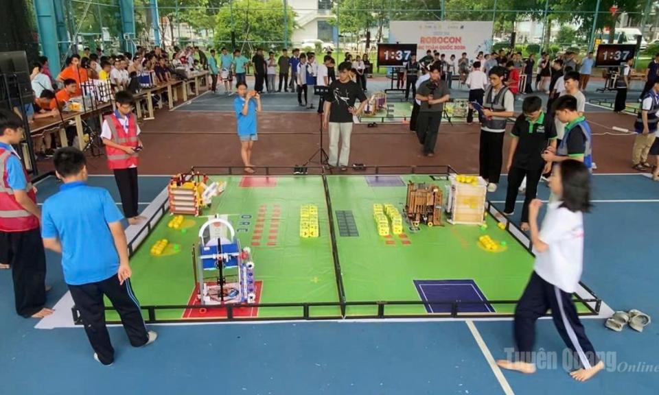 Đội thi Robocon Trường THCS L&ecirc; Qu&yacute; Đ&ocirc;n xuất sắc lọt Top 8 đội mạnh nhất to&agrave;n quốc