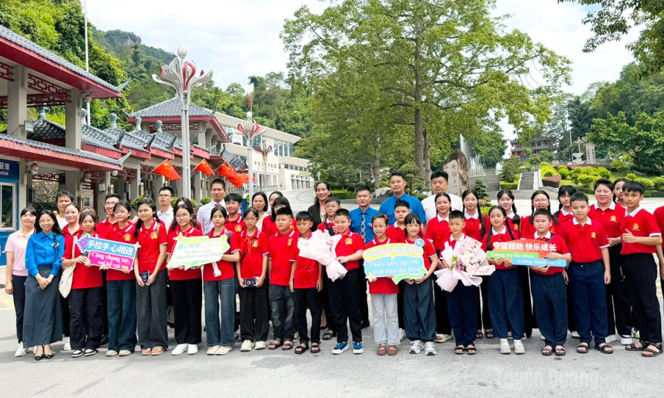 Đo&agrave;n đại biểu thiếu nhi Tuy&ecirc;n Quang tham gia giao lưu tại Quảng T&acirc;y (Trung Quốc)