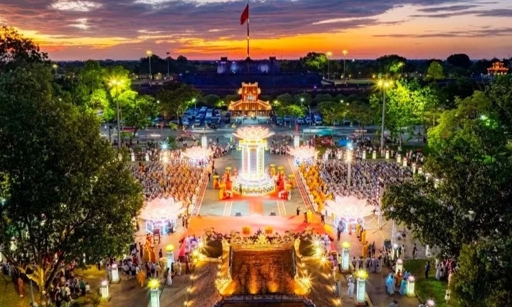 Lễ hội Hoa đăng lan tỏa gi&aacute; trị văn h&oacute;a Phật gi&aacute;o Huế