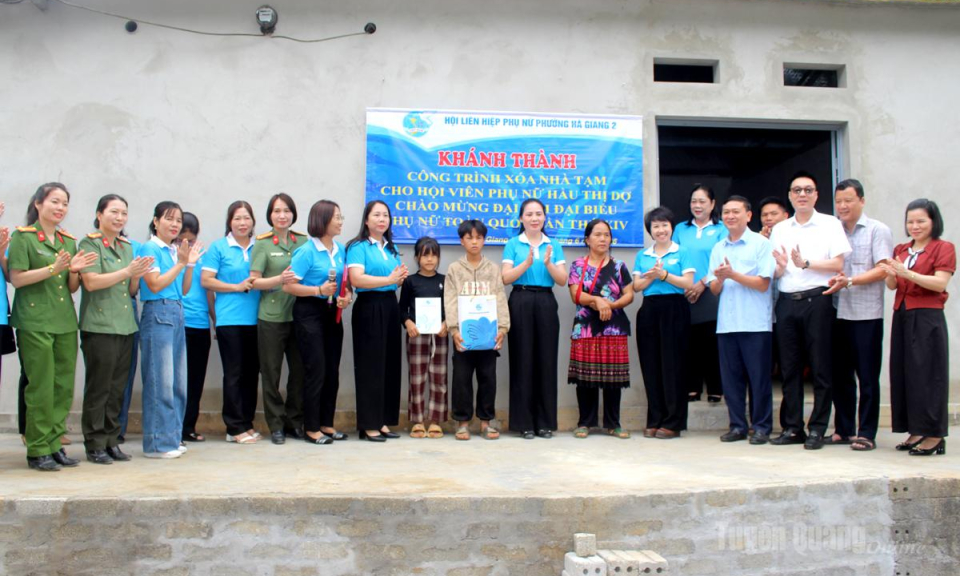 Kh&aacute;nh th&agrave;nh c&ocirc;ng tr&igrave;nh x&oacute;a nh&agrave; tạm cho hội vi&ecirc;n phụ nữ c&oacute; ho&agrave;n cảnh kh&oacute; khăn