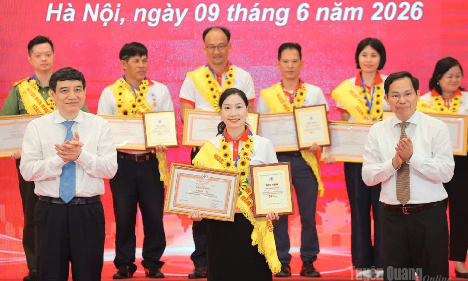 C&ocirc; gi&aacute;o Nguyễn Thị L&agrave; được t&ocirc;n vinh người hiến m&aacute;u ti&ecirc;u biểu to&agrave;n quốc