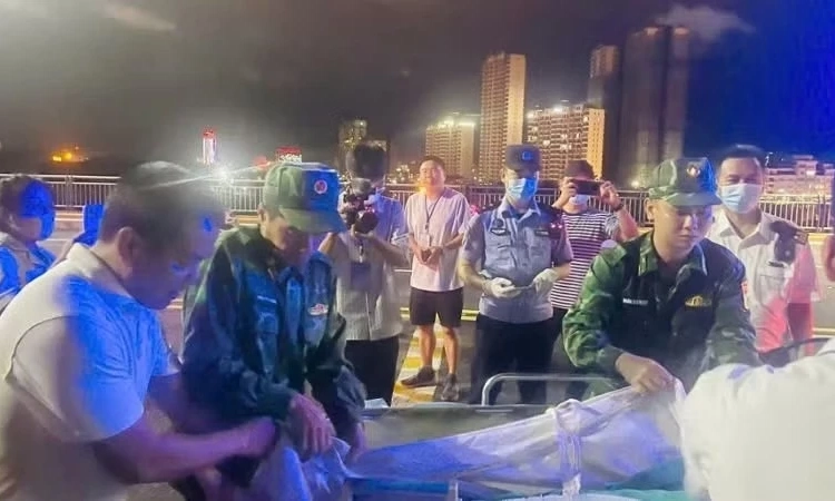 Li&ecirc;n tiếp mở luồng xanh cho xe cứu thương v&igrave; mục đ&iacute;ch nh&acirc;n đạo