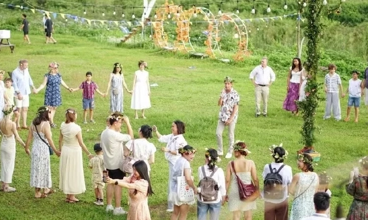 Midsummer: Sắc m&agrave;u lễ hội m&ugrave;a h&egrave; Thụy Điển giữa l&ograve;ng H&agrave; Nội