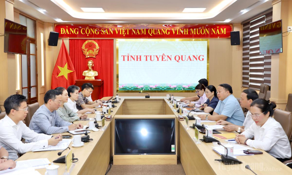 Chủ tịch UBND tỉnh Phan Huy Ngọc l&agrave;m việc với C&ocirc;ng ty cổ phần Nam Cường H&agrave; Giang
