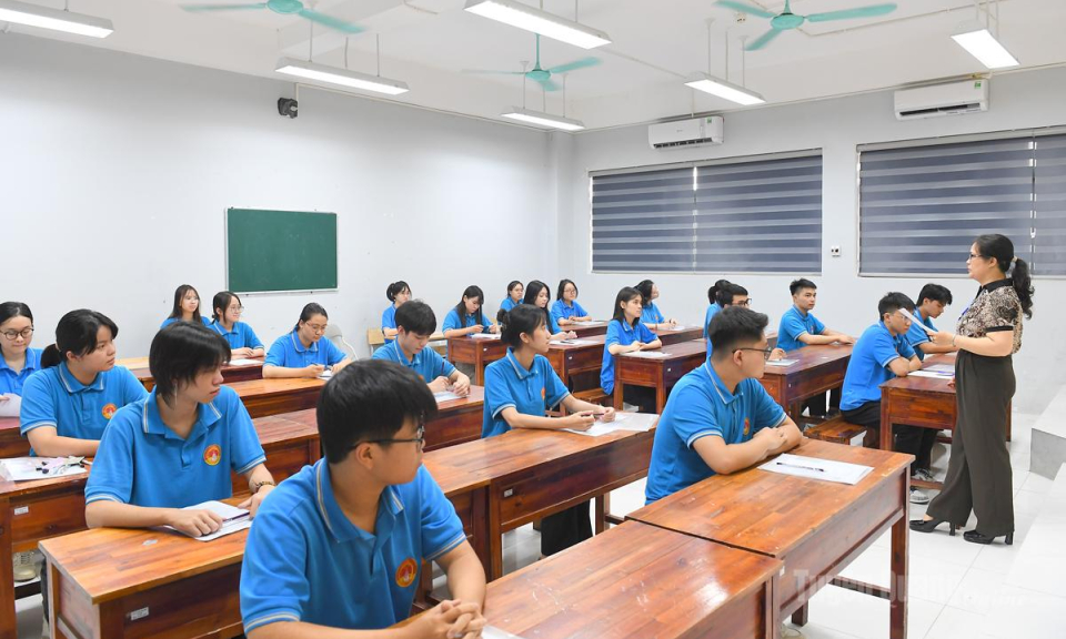 Th&iacute; sinh đến c&aacute;c điểm thi l&agrave;m thủ tục thi tốt nghiệp THPT năm 2026