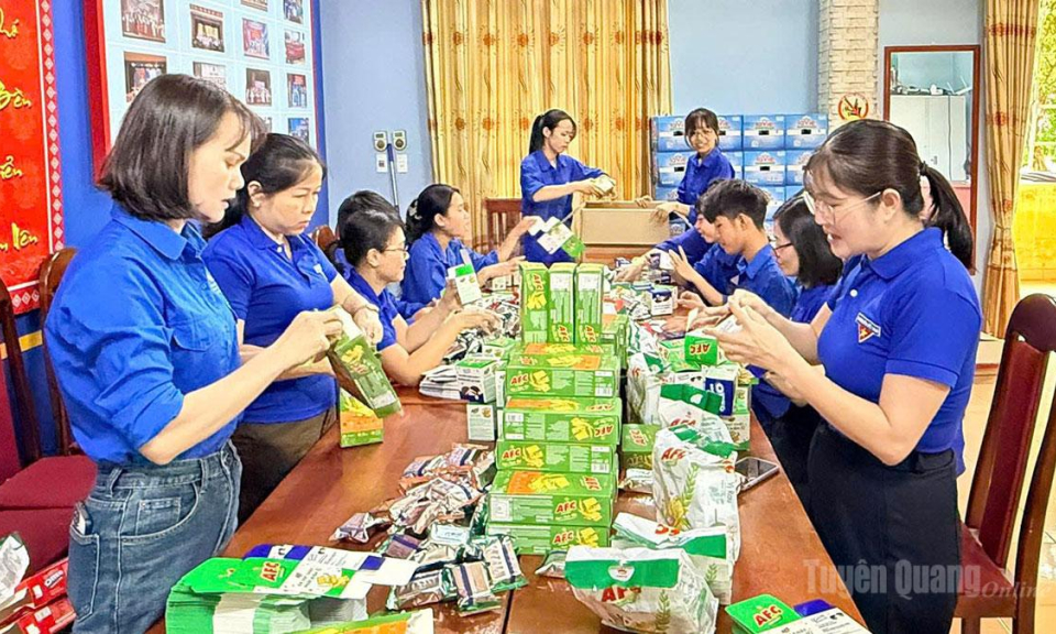 Đồng h&agrave;nh c&ugrave;ng sĩ tử