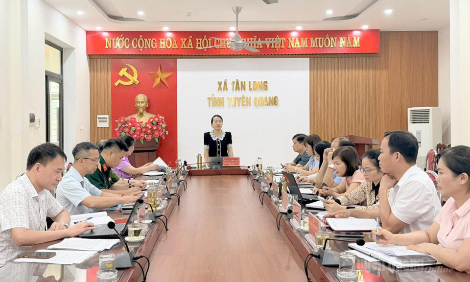 Ph&oacute; Trưởng đo&agrave;n ĐBQH chuy&ecirc;n tr&aacute;ch L&yacute; Thị Lan l&agrave;m việc tại x&atilde; Xu&acirc;n V&acirc;n v&agrave; T&acirc;n Long