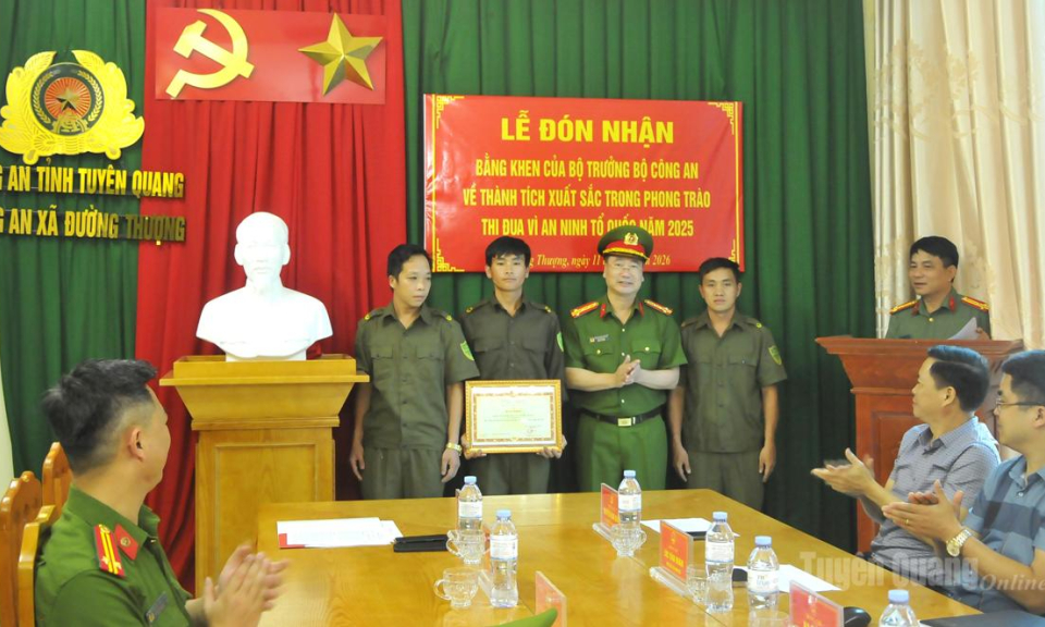 Bộ trưởng Bộ C&ocirc;ng an tặng Bằng khen cho Tổ bảo vệ an ninh, trật tự th&ocirc;n Sảng Lủng