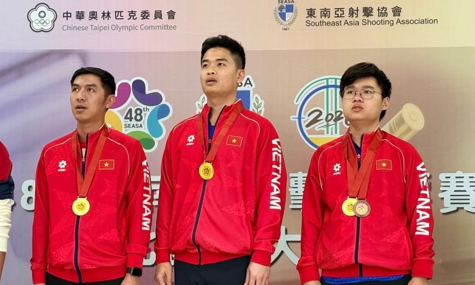 Phạm Quang Huy c&ugrave;ng đồng đội gi&agrave;nh HCV 10m s&uacute;ng ngắn hơi nam tại giải v&ocirc; địch Đ&ocirc;ng Nam &Aacute; 2026