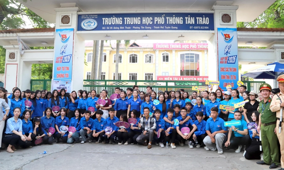 Sắc xanh t&igrave;nh nguyện tiếp sức m&ugrave;a thi
