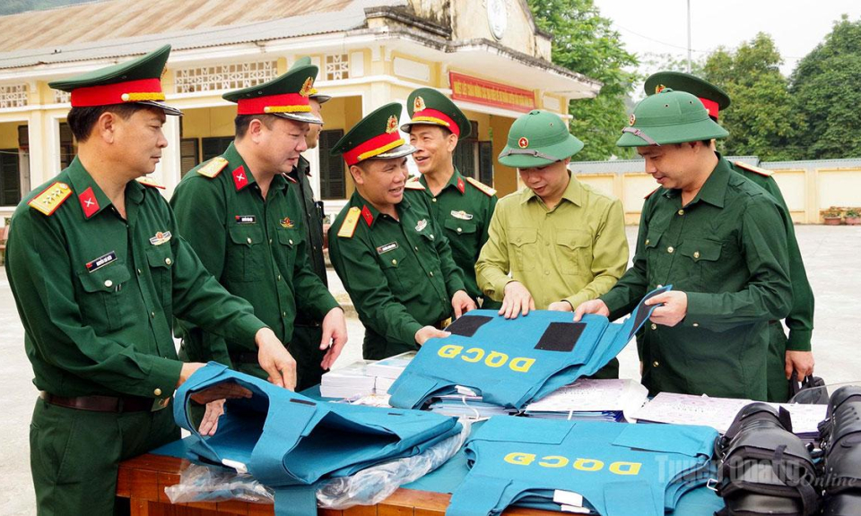 Kiện to&agrave;n lực lượng, n&acirc;ng cao sức mạnh quốc ph&ograve;ng từ cơ sở
