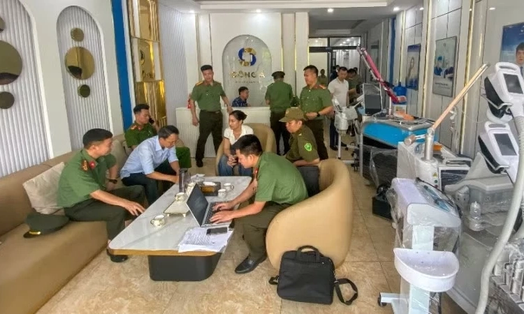 Bắc Ninh: Khởi tố 12 bị can giả danh b&aacute;c sĩ lừa dối kh&aacute;ch h&agrave;ng