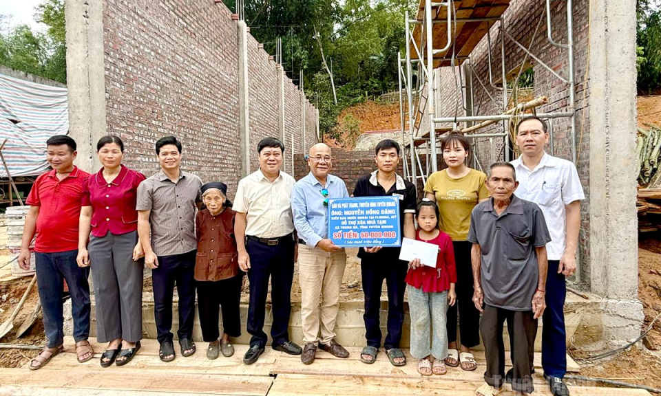 Trao hỗ trợ 60 triệu đồng x&acirc;y nh&agrave; cho gia đ&igrave;nh anh Seo Văn &Uacute;t, x&atilde; Trung H&agrave;