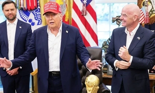 World Cup trong d&ograve;ng chảy biến động ch&iacute;nh trị