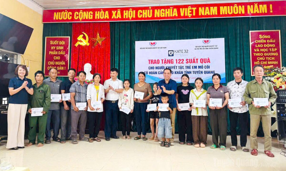Trao 150 suất qu&agrave; cho người khuyết tật, trẻ em mồ c&ocirc;i c&oacute; ho&agrave;n cảnh kh&oacute; khăn tỉnh Tuy&ecirc;n Quang
