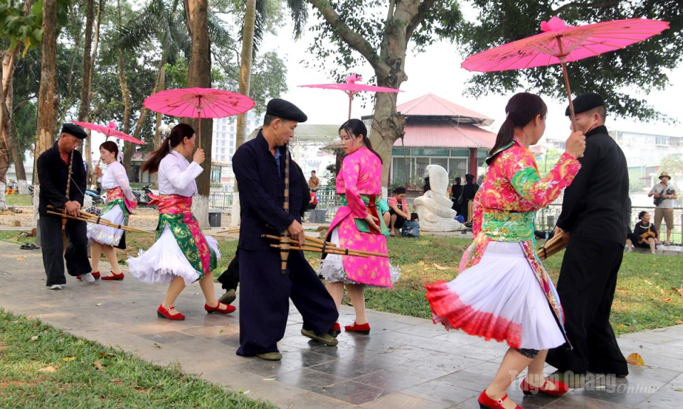 Thanh &acirc;m giữ hồn d&acirc;n tộc