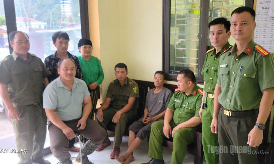 Xuy&ecirc;n đ&ecirc;m t&igrave;m kiếm người mất t&iacute;ch trong rừng