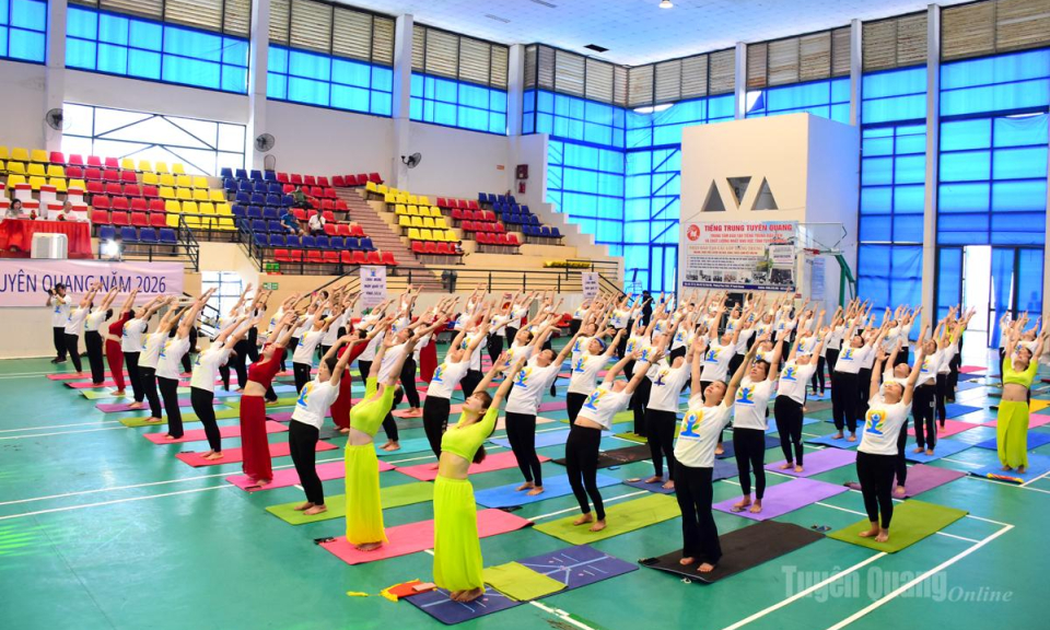 Hơn 250 học vi&ecirc;n hưởng ứng Ng&agrave;y Quốc tế Yoga tại Tuy&ecirc;n Quang