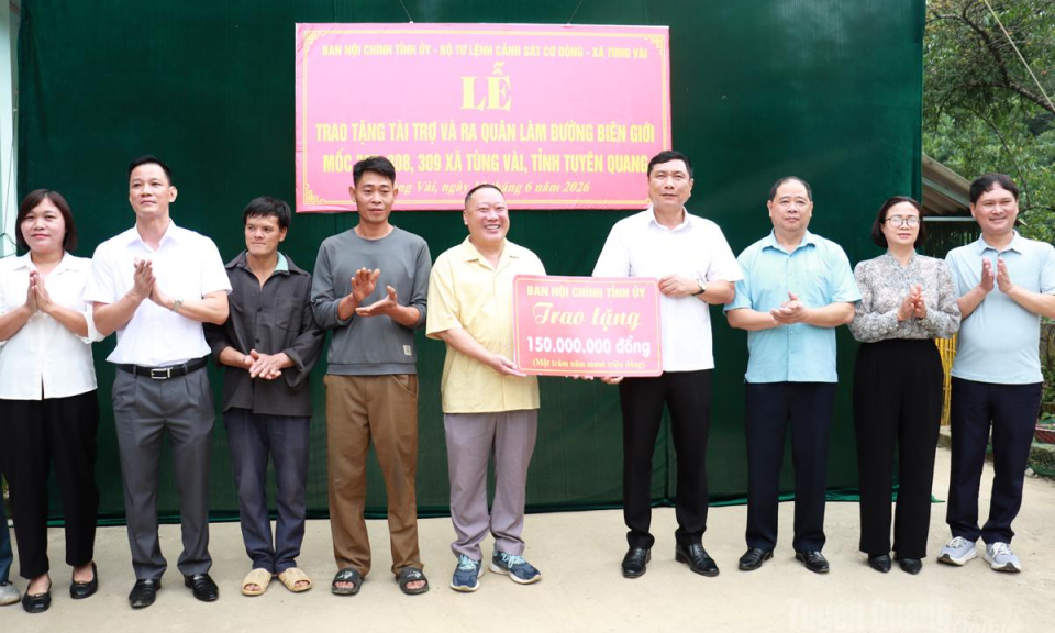 Trao tặng 450 triệu đồng l&agrave;m đường bi&ecirc;n giới tại x&atilde; T&ugrave;ng V&agrave;i