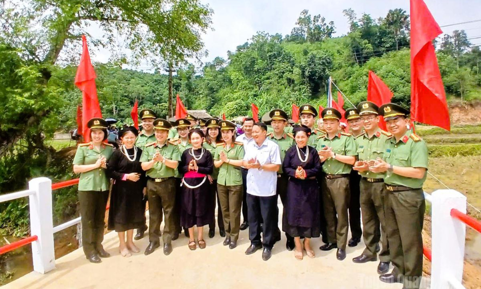 Kh&aacute;nh th&agrave;nh cầu d&acirc;n sinh th&ocirc;n T&acirc;n Bể nối th&ocirc;n Kem, x&atilde; Ti&ecirc;n Y&ecirc;n