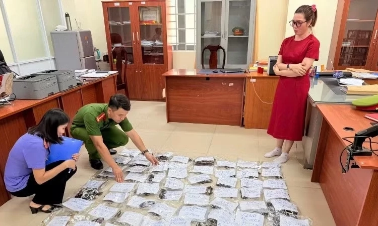 Khởi tố chủ cửa h&agrave;ng k&iacute;nh x&acirc;m phạm quyền sở hữu c&ocirc;ng nghiệp ở Long Th&agrave;nh