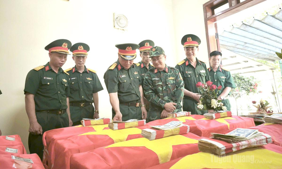 L&atilde;nh đạo Qu&acirc;n khu II kiểm tra c&ocirc;ng t&aacute;c t&igrave;m kiếm, quy tập h&agrave;i cốt liệt sĩ tại x&atilde; Thanh Thủy