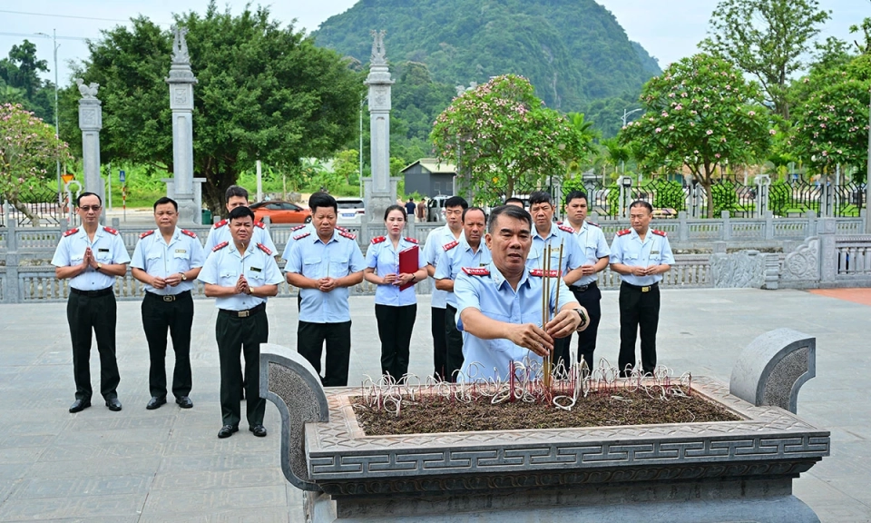 D&acirc;ng hương kỷ niệm 130 năm Ng&agrave;y sinh đồng ch&iacute; Hồ T&ugrave;ng Mậu