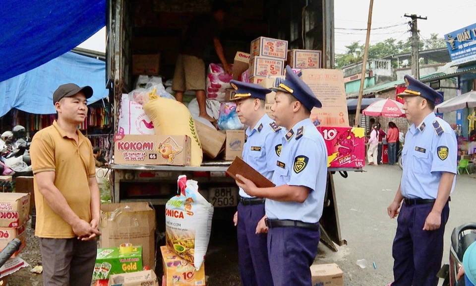Tăng cường kiểm so&aacute;t h&agrave;ng ho&aacute; tại chợ phi&ecirc;n