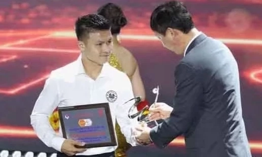 Quang Hải đoạt danh hiệu Cầu thủ xuất sắc nhất V.League 1-2025/2026