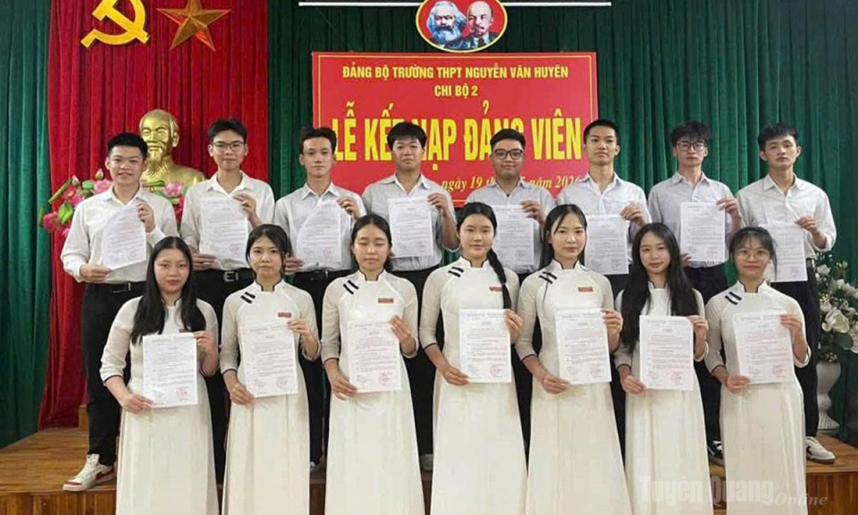 Tuổi 18 v&agrave; h&agrave;nh tr&igrave;nh v&agrave;o Đảng