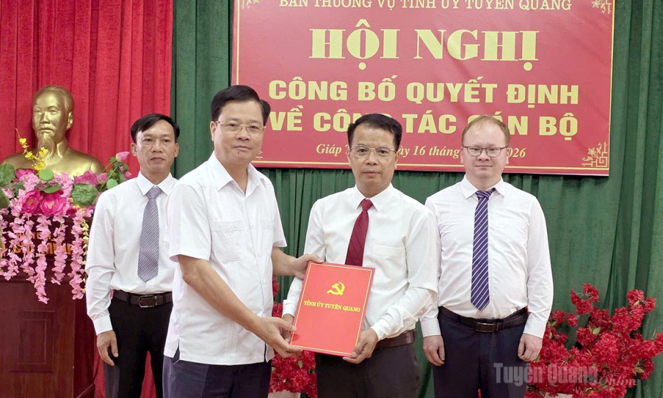Ban Thường vụ Tỉnh ủy c&ocirc;ng bố quyết định về c&ocirc;ng t&aacute;c c&aacute;n bộ tại Đảng bộ x&atilde; Gi&aacute;p Trung