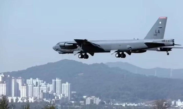 M&aacute;y bay n&eacute;m bom chiến lược B-52 của Mỹ rơi tại California