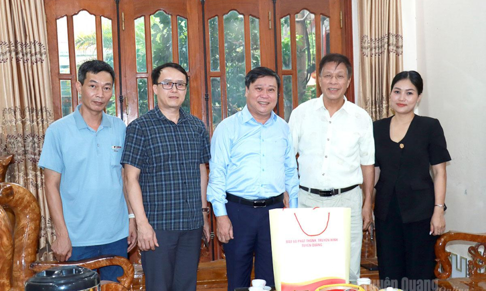 Đồng ch&iacute; Mai Đức Th&ocirc;ng, Gi&aacute;m đốc B&aacute;o v&agrave; ph&aacute;t thanh, truyền h&igrave;nh Tuy&ecirc;n Quang ch&uacute;c mừng nguy&ecirc;n l&atilde;nh đạo c&aacute;c cơ quan b&aacute;o ch&iacute; tại phường H&agrave; Giang 2