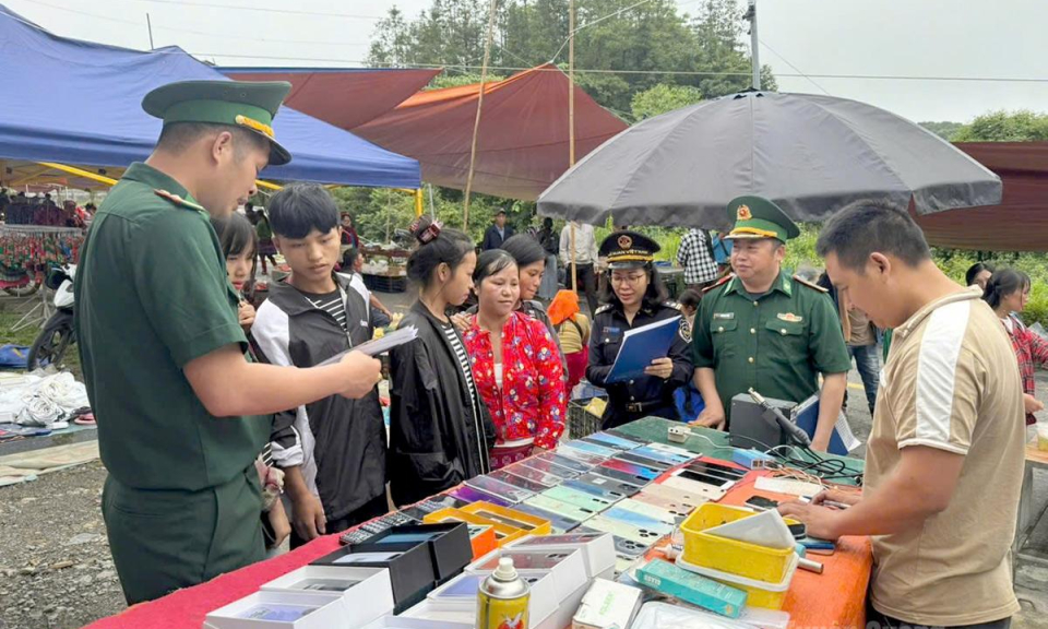 Tuy&ecirc;n truyền ph&ograve;ng chống tội phạm tr&ecirc;n tuyến bi&ecirc;n giới