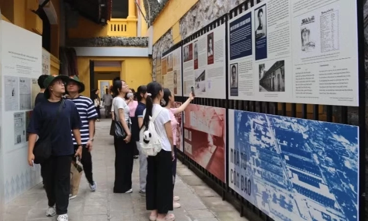 T&aacute;i hiện lịch sử h&agrave;o h&ugrave;ng của B&aacute;o ch&iacute; C&aacute;ch mạng Việt Nam