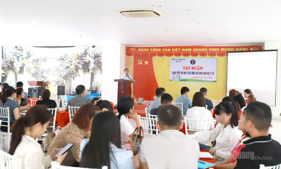 60 c&aacute;n bộ y tế được tập huấn giao tiếp v&agrave; quy tắc ứng xử
