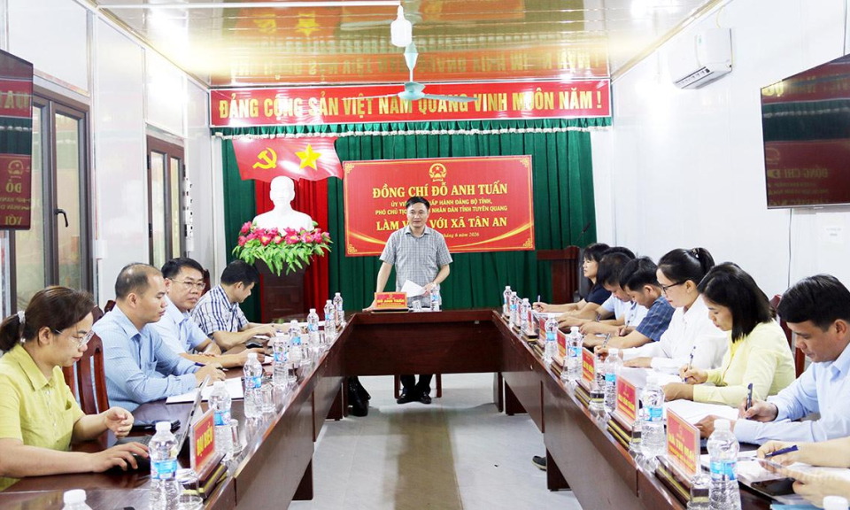 Ph&oacute; Chủ tịch UBND tỉnh Đỗ Anh Tuấn l&agrave;m việc với x&atilde; T&acirc;n An