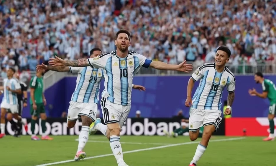 Messi lập hat-trick lịch sử, Argentina khởi đầu thuận lợi