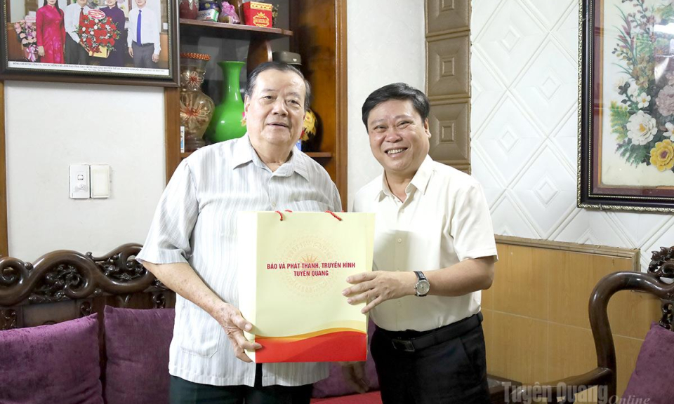 L&atilde;nh đạo B&aacute;o v&agrave; ph&aacute;t thanh, truyền h&igrave;nh Tuy&ecirc;n Quang ch&uacute;c mừng c&aacute;c đồng ch&iacute; nguy&ecirc;n l&atilde;nh đạo nh&acirc;n dịp 21-6