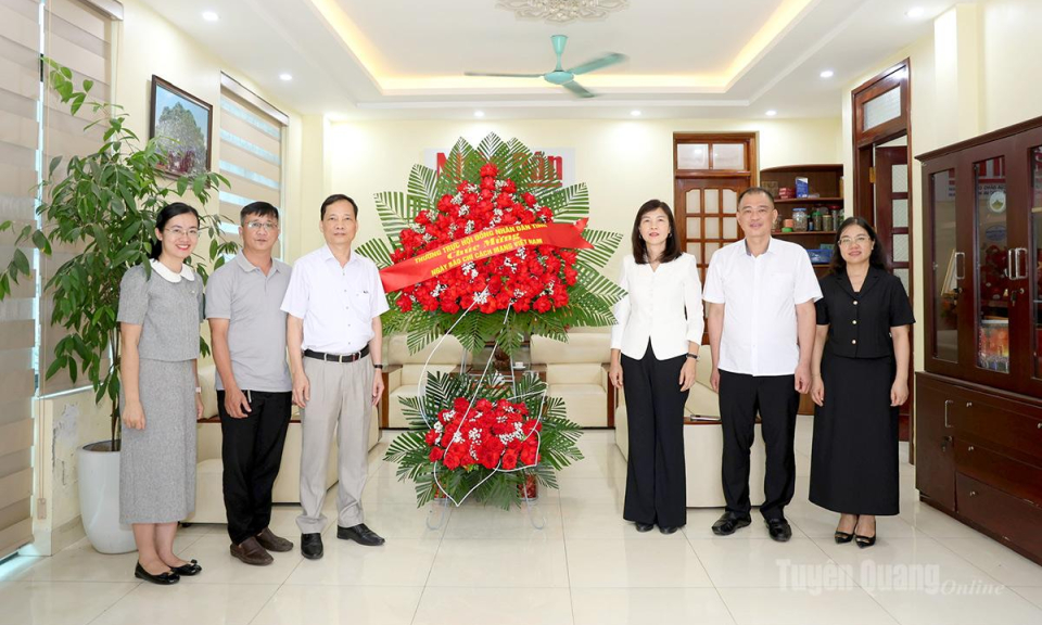 Ph&oacute; Chủ tịch HĐND tỉnh Phạm Thị Minh Xu&acirc;n ch&uacute;c mừng c&aacute;c cơ quan b&aacute;o ch&iacute; Trung ương thường tr&uacute; tại Tuy&ecirc;n Quang v&agrave; Hội Văn học Nghệ thuật tỉnh
