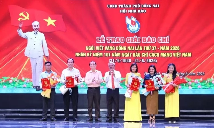 16 t&aacute;c phẩm đoạt Giải b&aacute;o ch&iacute; Ng&ograve;i viết v&agrave;ng Đồng Nai lần thứ 37