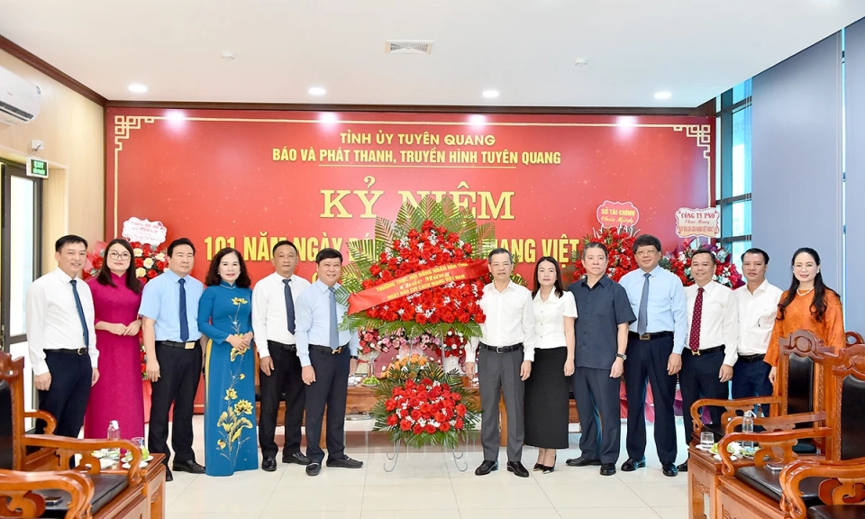 Đồng ch&iacute; Ph&oacute; B&iacute; thư Tỉnh ủy, Chủ tịch HĐND tỉnh Nguyễn Văn Sơn ch&uacute;c mừng B&aacute;o v&agrave; ph&aacute;t thanh, truyền h&igrave;nh Tuy&ecirc;n Quang nh&acirc;n Ng&agrave;y B&aacute;o ch&iacute; C&aacute;ch mạng Việt Nam