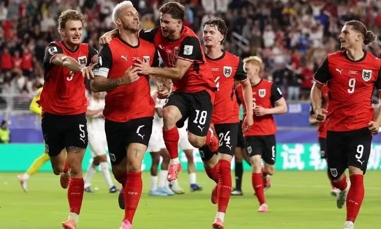 &Aacute;o vượt qua Jordan trong ng&agrave;y ra qu&acirc;n, tạm b&aacute;m đuổi Argentina tại bảng J