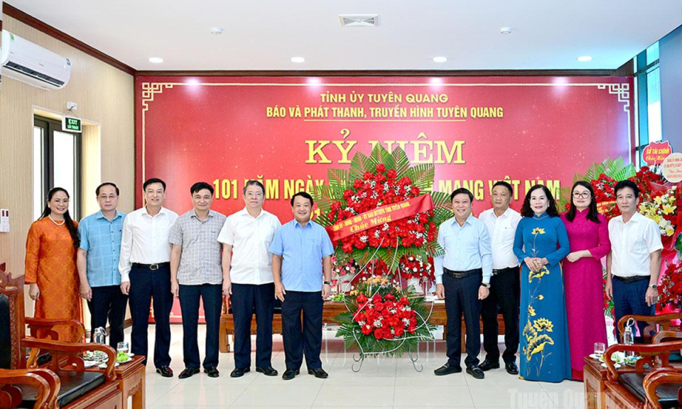B&iacute; thư Tỉnh ủy Hầu A Lềnh thăm, ch&uacute;c mừng c&aacute;c cơ quan b&aacute;o ch&iacute; nh&acirc;n kỷ niệm 101 năm Ng&agrave;y B&aacute;o ch&iacute; C&aacute;ch mạng Việt Nam